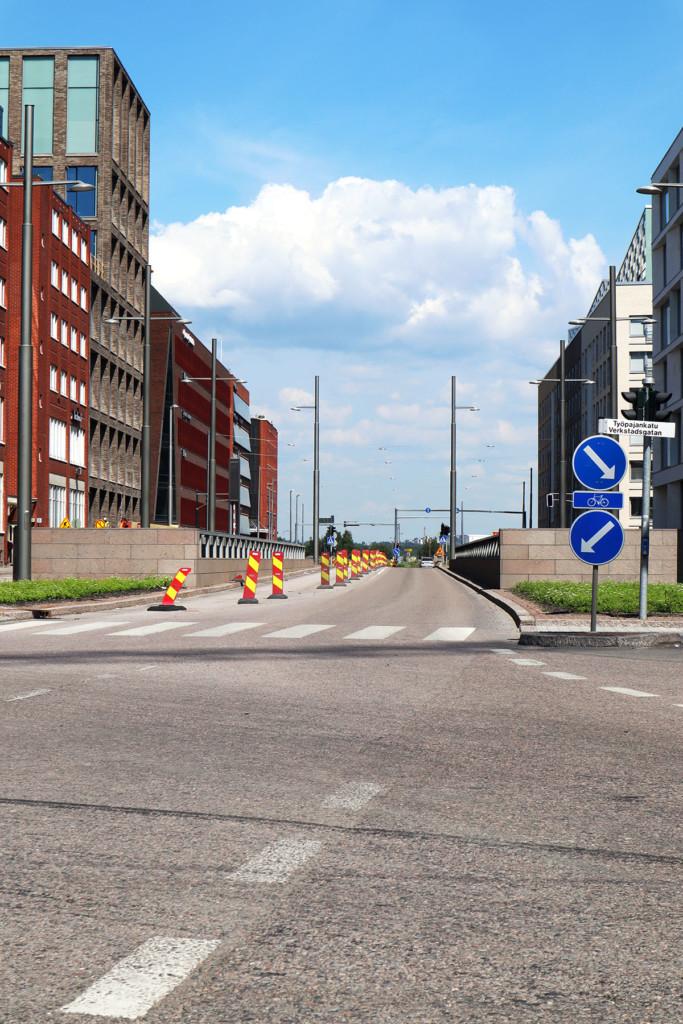 Kuvassa näkyy osuus Hermannin rantatietä, liikennemerkkejä ja ympäröiviä rakennuksia.