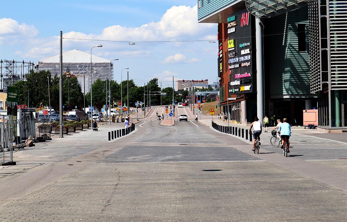 Kuvassa näkyy Leonkatu Helsingin Kalasatamassa sekä Redi-kauppakeskus ja ympärillä liikkuvia ihmisiä.