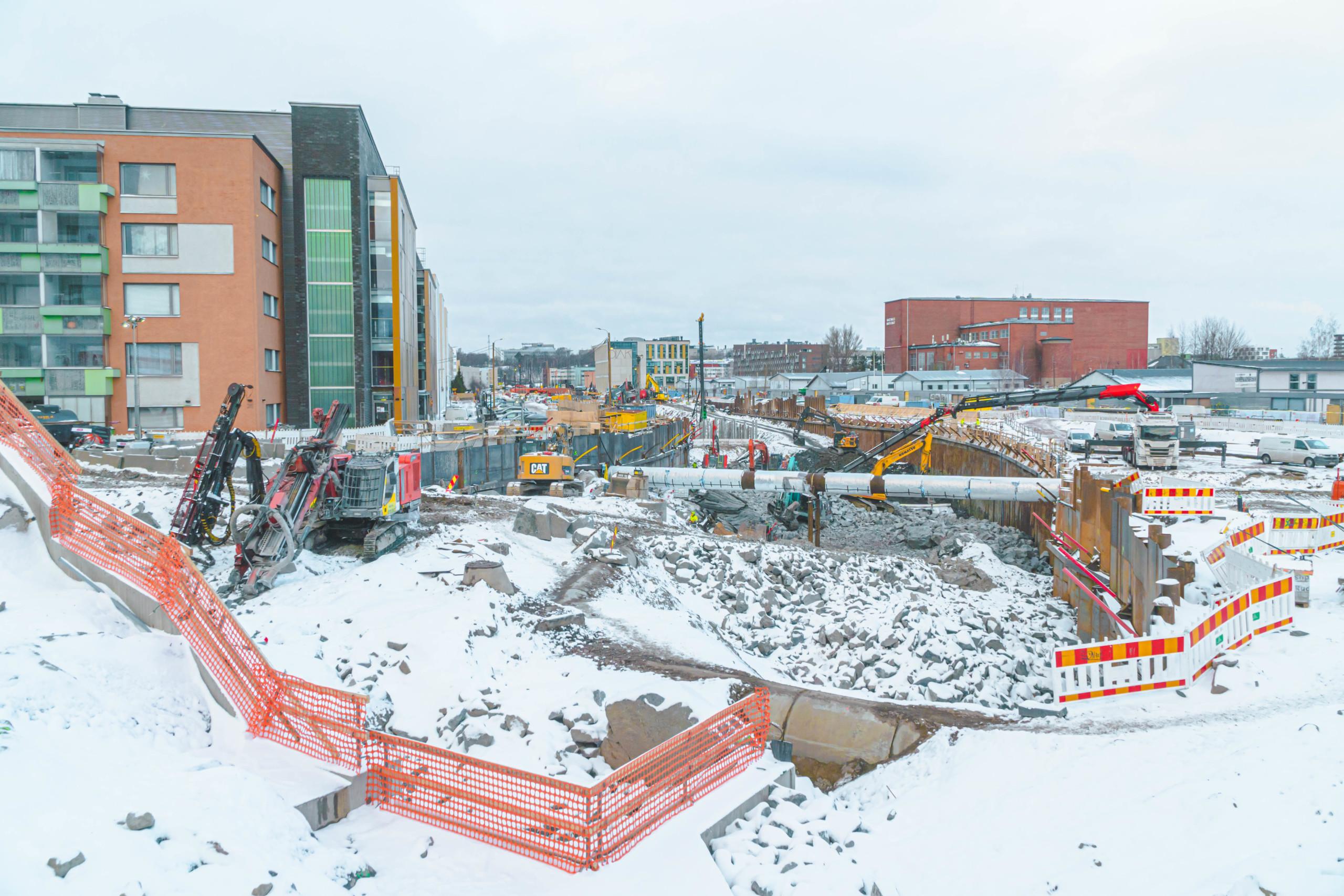 Kuva. Näkymä Agroksenmäeltä Hermannin rantatielle pohjoisen suuntaan. Kuvassa näkyy väliaikainen jätevesijohto, tunnelityömaa ja työkoneita.