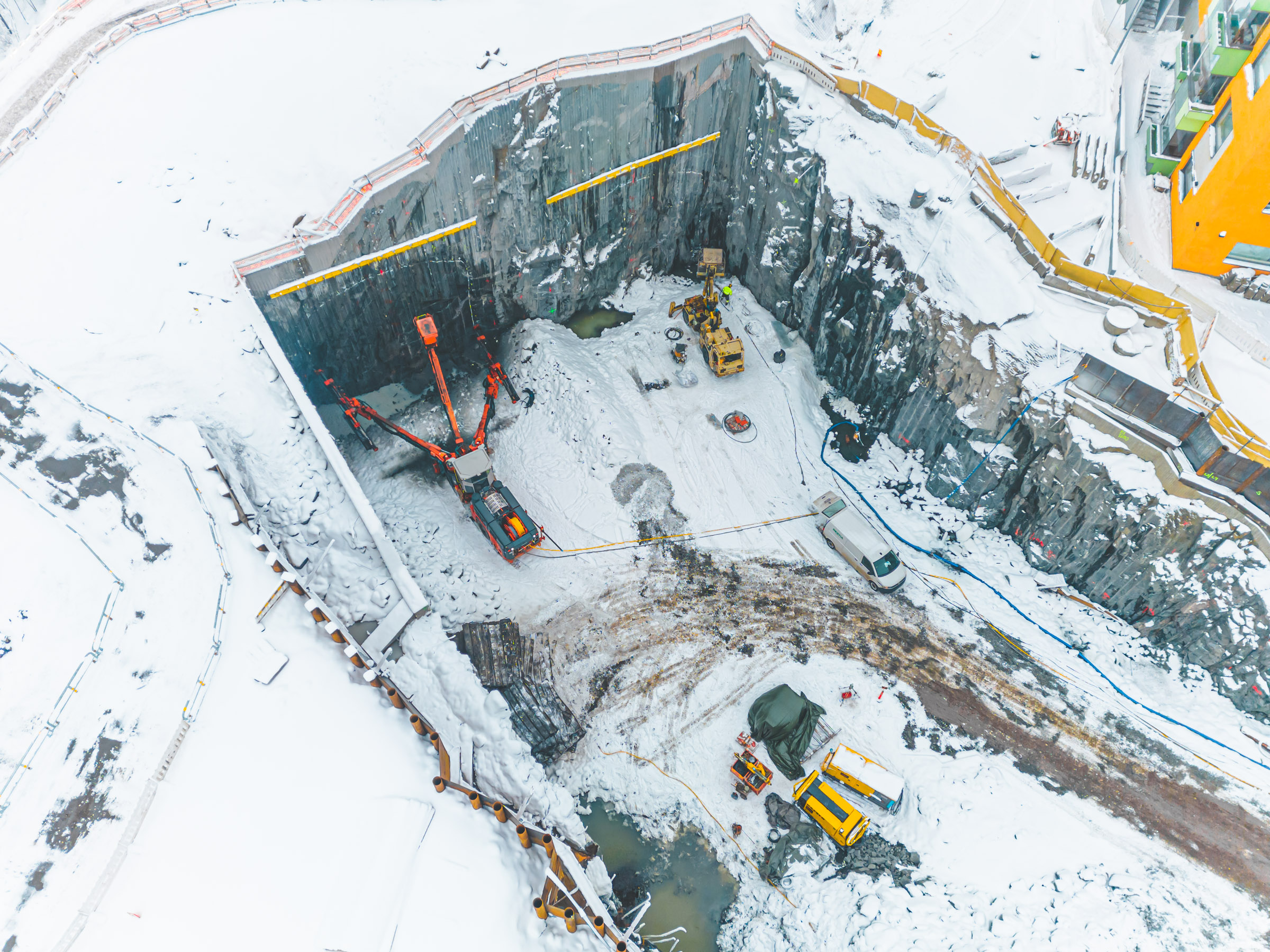 Ilmakuva tunnelin suuaukosta, jonka edustalla työkoneita.