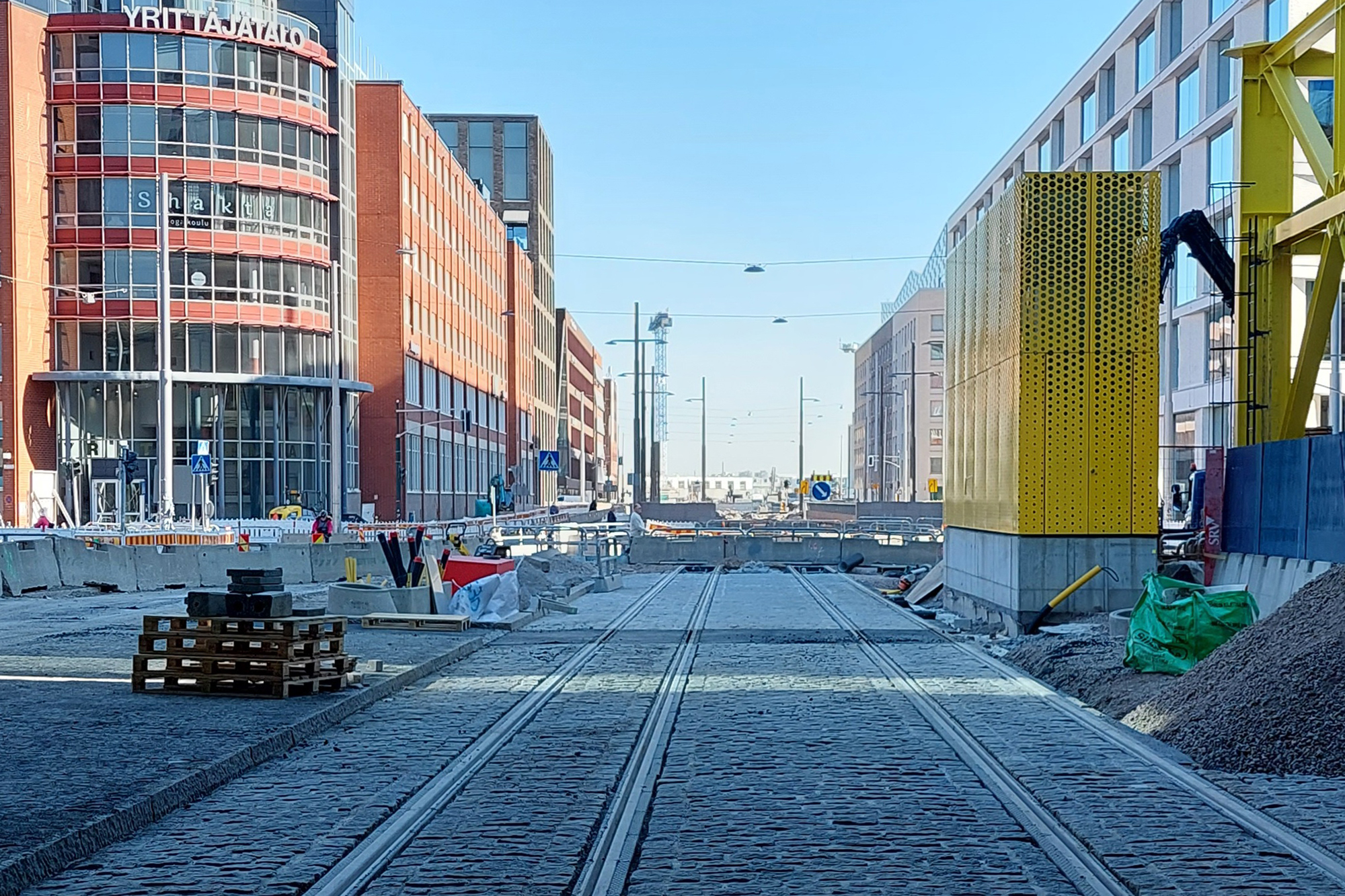 Kiskot ja kivet asennettu keskelle katua, taustalla rakennuksia.