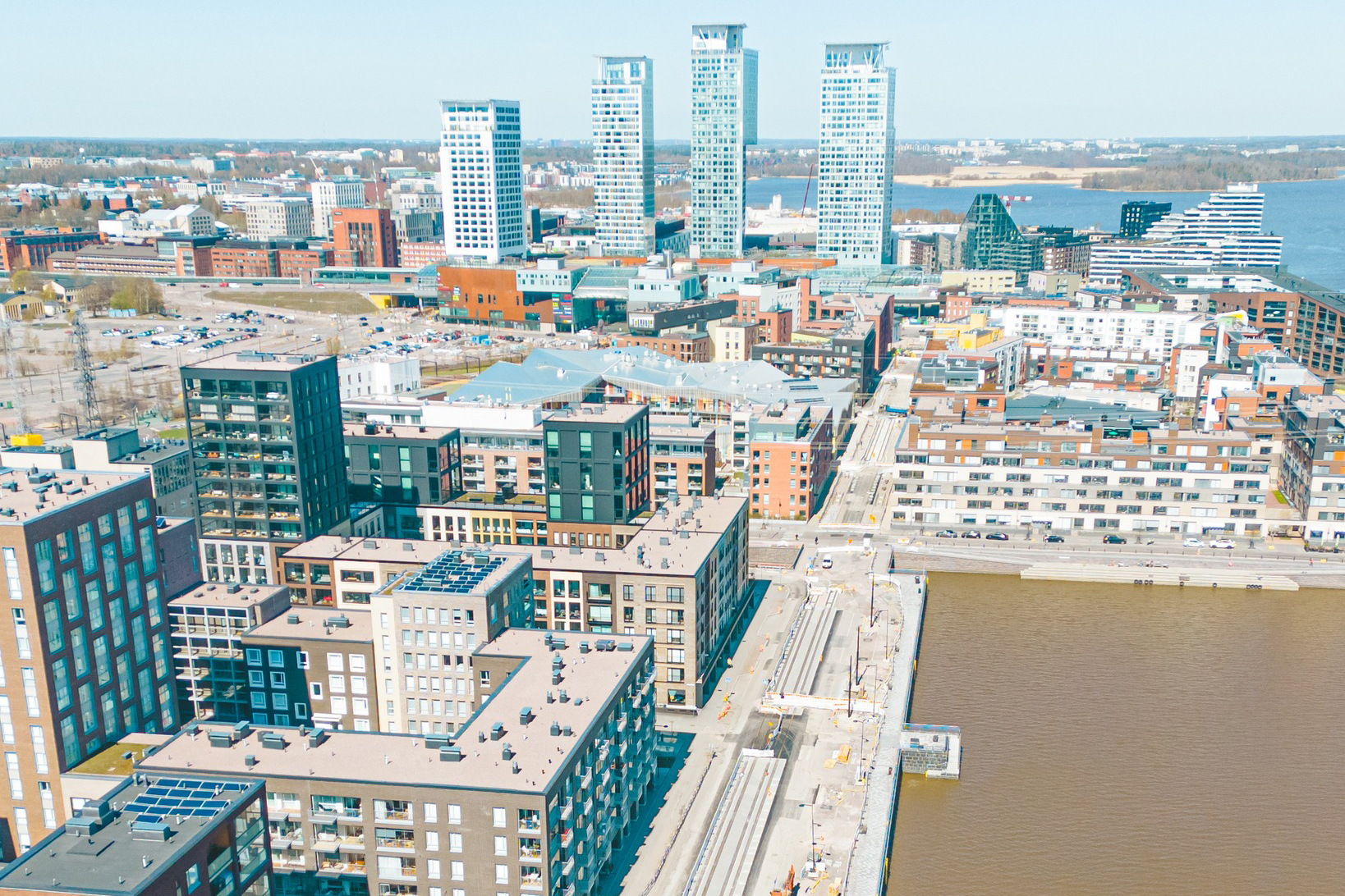 Ilmakuva Aallonhalkojan kiskotyömaasta ja taustalla Kalasataman taloja.