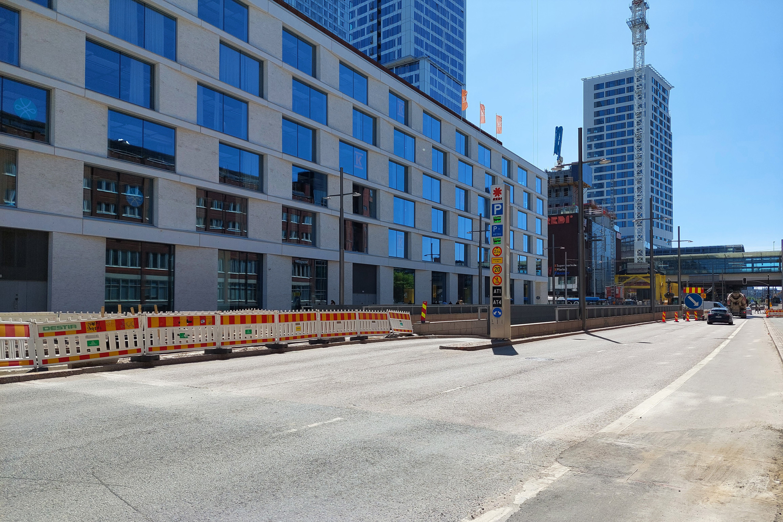 Ajokaista Hermannin rantatiellä kohti Kalasataman metroasemaa. Redin sisäänajoramppi keskellä.