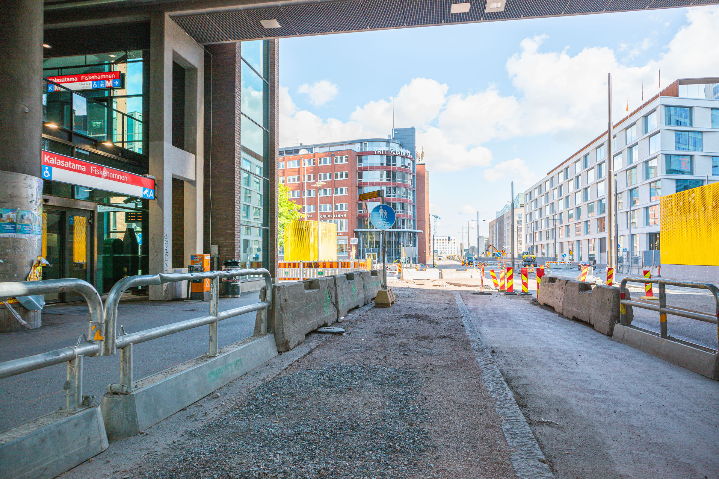 Valokuva. Näkymä Hermannin rantatieltä pohjoiseen Työpajankadun suuntaan. Etualalla rakennustyömaa ja Yrittäjätalo.