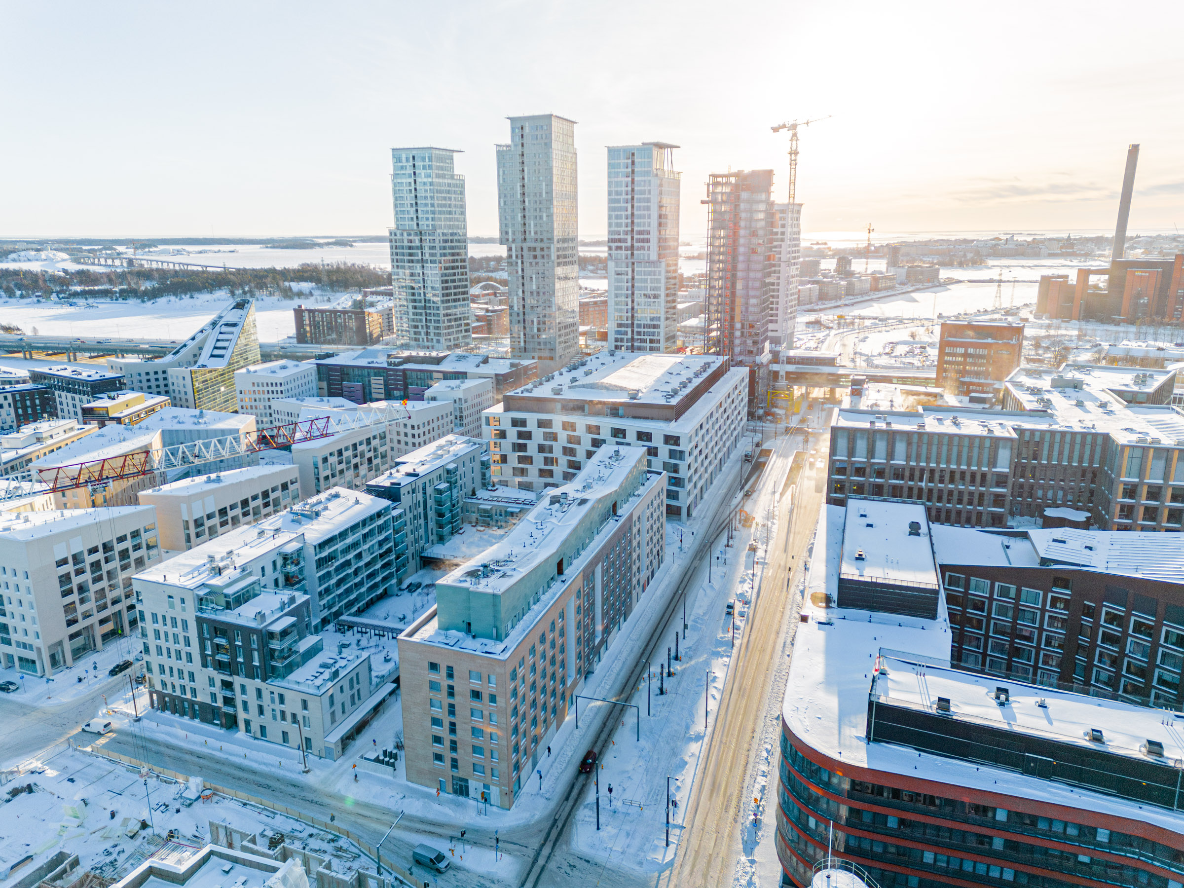 Kuva. Hermannin rantatie Verkkosaarenkadusta etelään 17.1.2024, taustalla Kalasataman tornit.