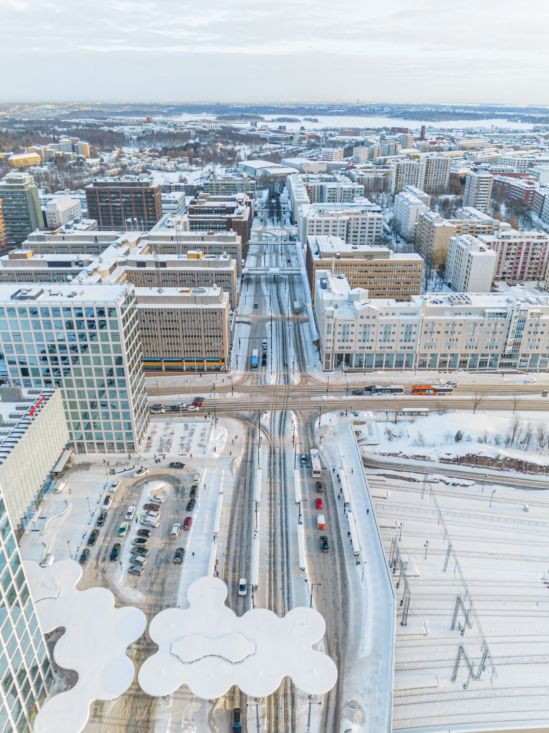 Kuva. Ilmakuva Pasilansillalta itään kauppakeskus Triplan kohdalla. Kuvassa näkyy Ratapihantien ja Asemapäällikönkadun risteys ja kauppakeskus Tripla.
