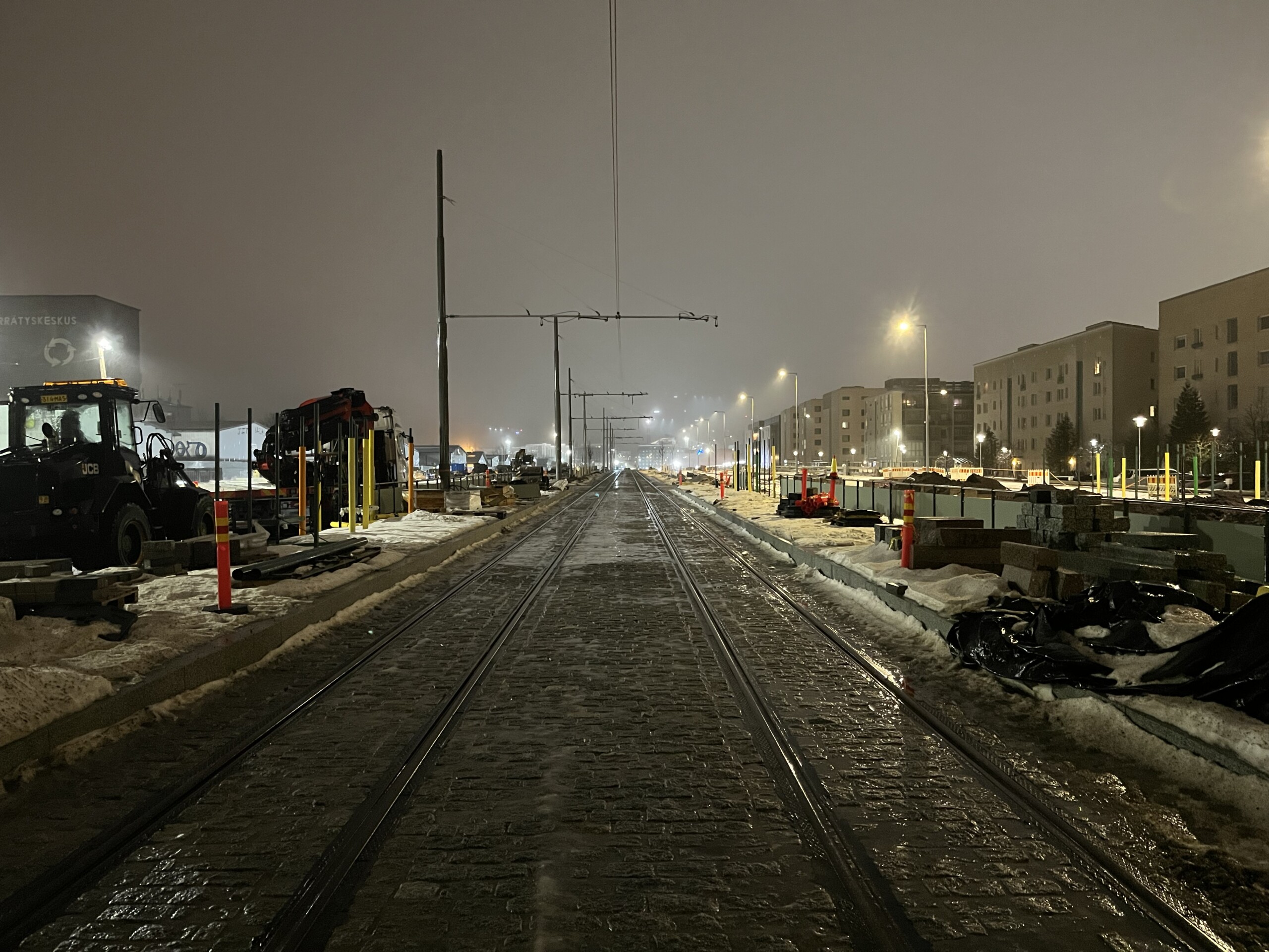 Valokuva. Raitiotietyömaa Hermannin rantatiellä Haukilahdenkadun risteyksen kohdalla joulukuun 2023 lopussa.